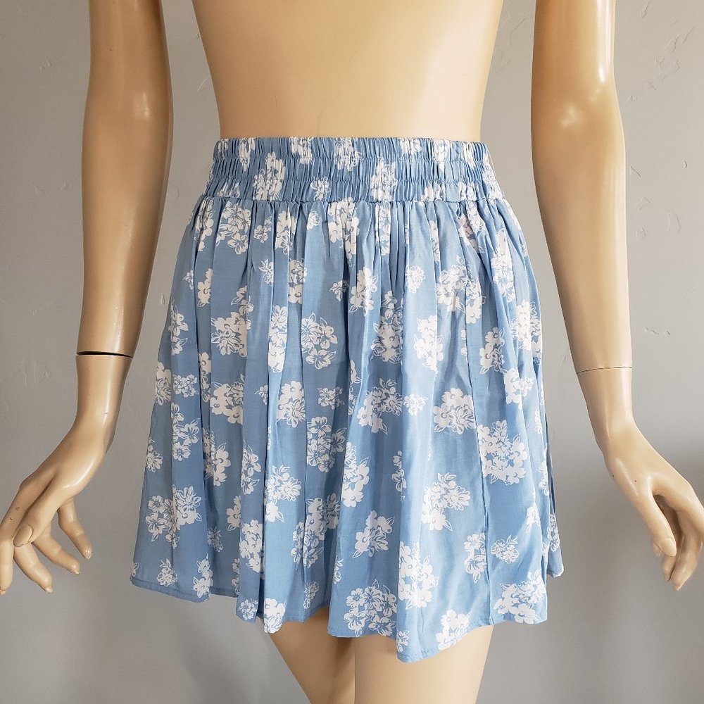 Forever 21 Blue & White Floral High Waisted Pleated Skater Mini Skirt Small NWT